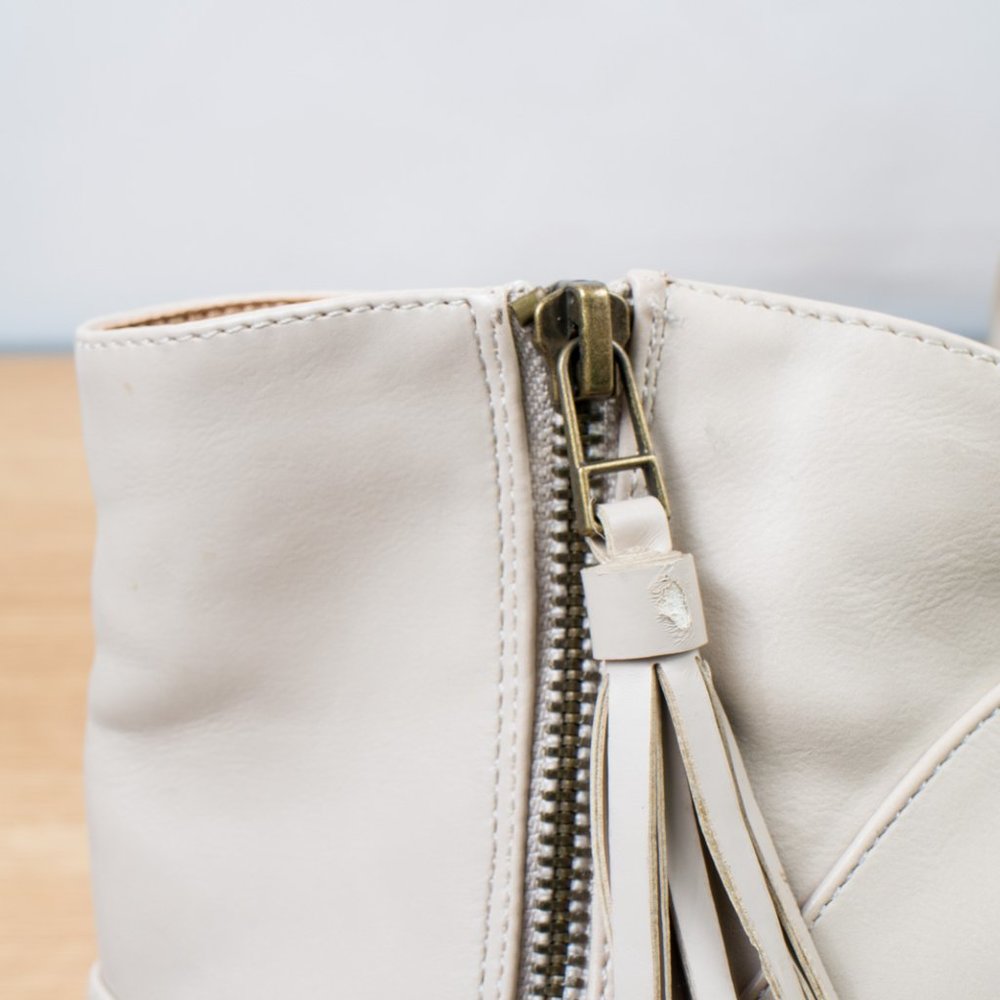 Quipid Zip Up Ankle Bootie Cream With Tan Heel Size 6.5 Tassle Zipper Pull - Picture 10 of 10